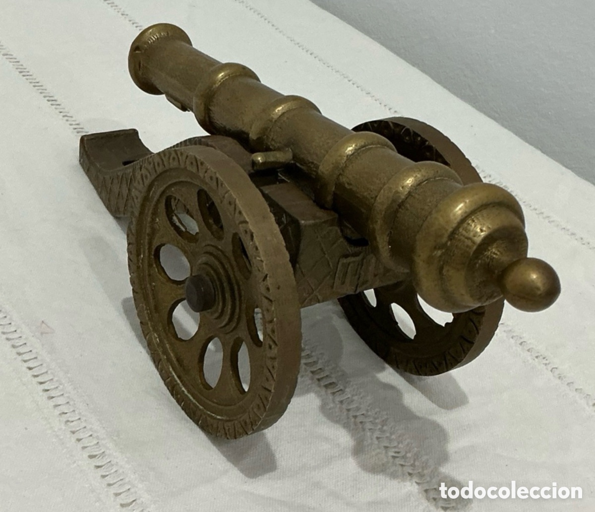 Coleccionismo: Ca&ntilde;&oacute;n Naval Decorativo en Metal Tipo Bronce con Anclas en Relieve &ndash; 22 cm