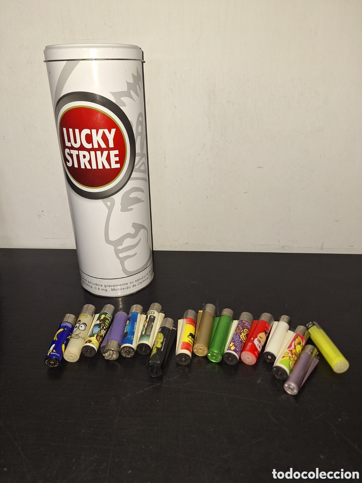 Sammeln: Lote de mecheros y cajas de Metallica cil&iacute;ndrica de Lucky Strike
