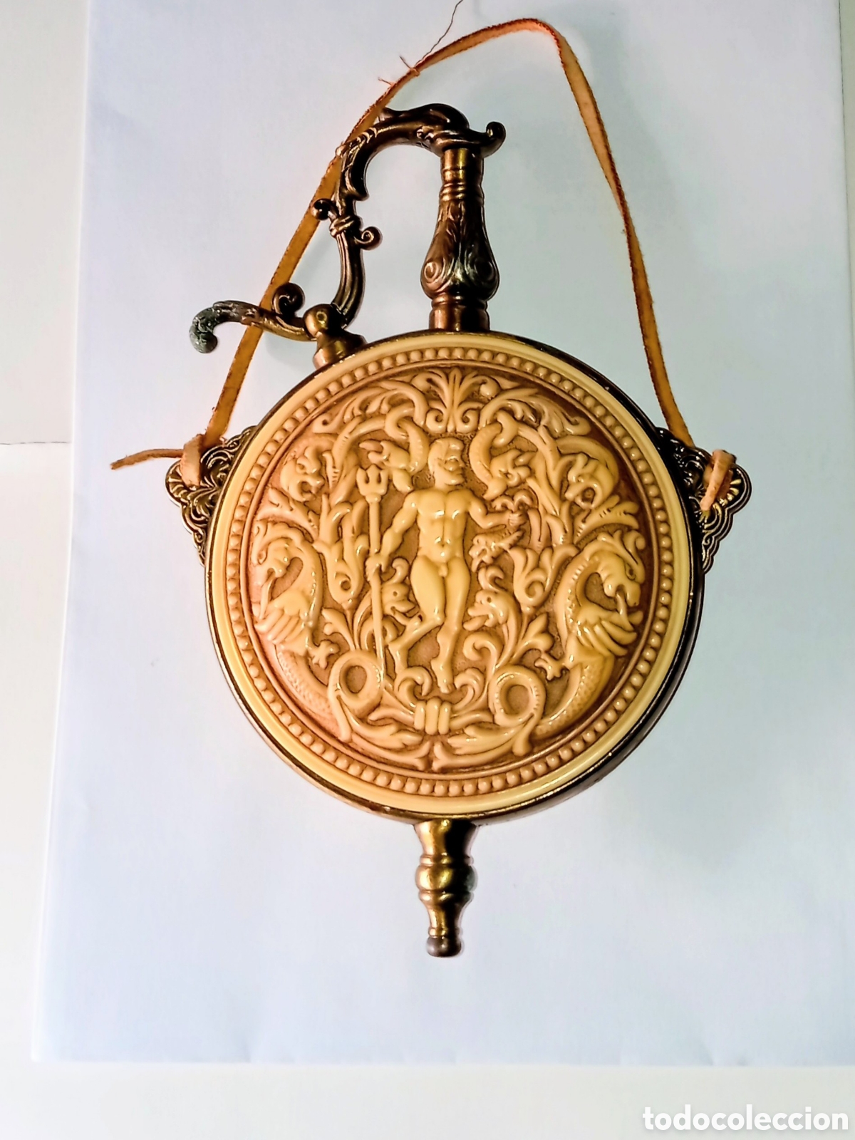 Collecting: R&Eacute;PLICA ORNAMENTAL DE UNA POLVORERA REDONDA DE ESTILO CL&Aacute;SICO/MEDIEVAL -no funcional