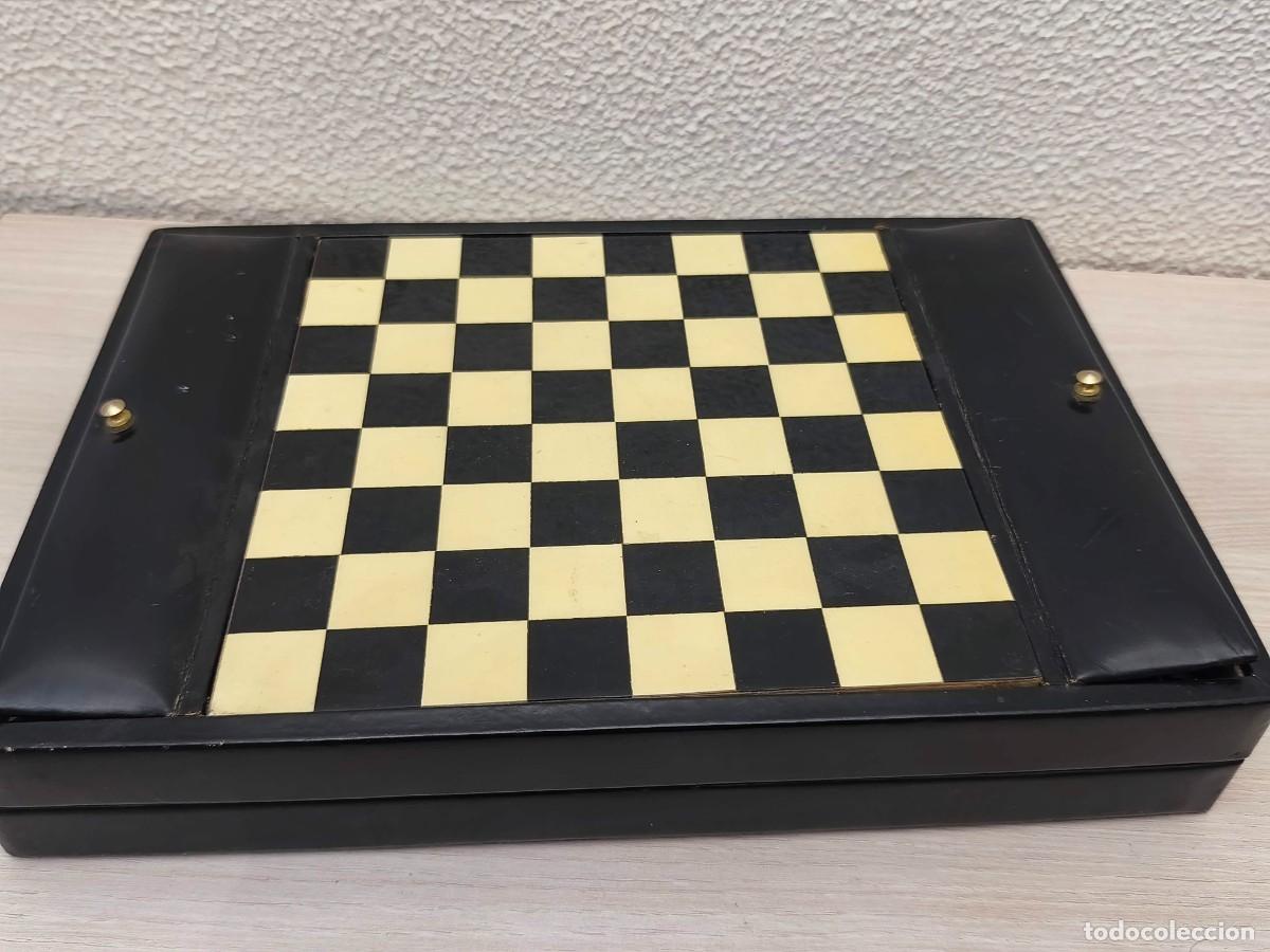 Coleccionismo: tabaquera de madera y piel con juego de ajedrez en la tapa