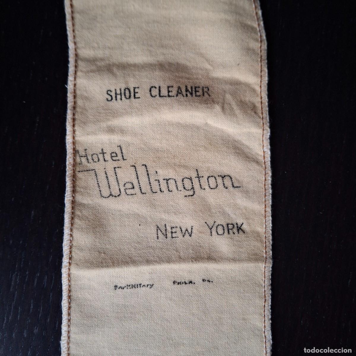 Coleccionismo: ANTIGUO TRAPO GAMUZA LIMPIA ZAPATOS - HOTEL WELLINGTON NEW YORK - SHOE CLEANER