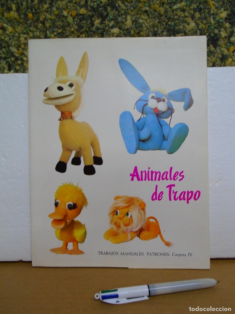 Coleccionismo: ANIMALES DE TRAPO/TRABAJOS MANUALES,PATRONES.CARPERTA IV/EDITA SECCION FEMENINA DEL MOVIMIENTO 1975.
