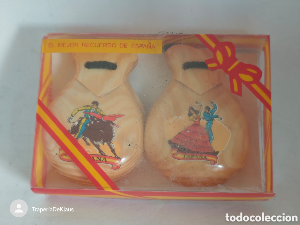 Coleccionismo: Par de casta&ntilde;uelas artesanales/souvenir de madera pintadas a mano con figuras folcl&oacute;ricas.