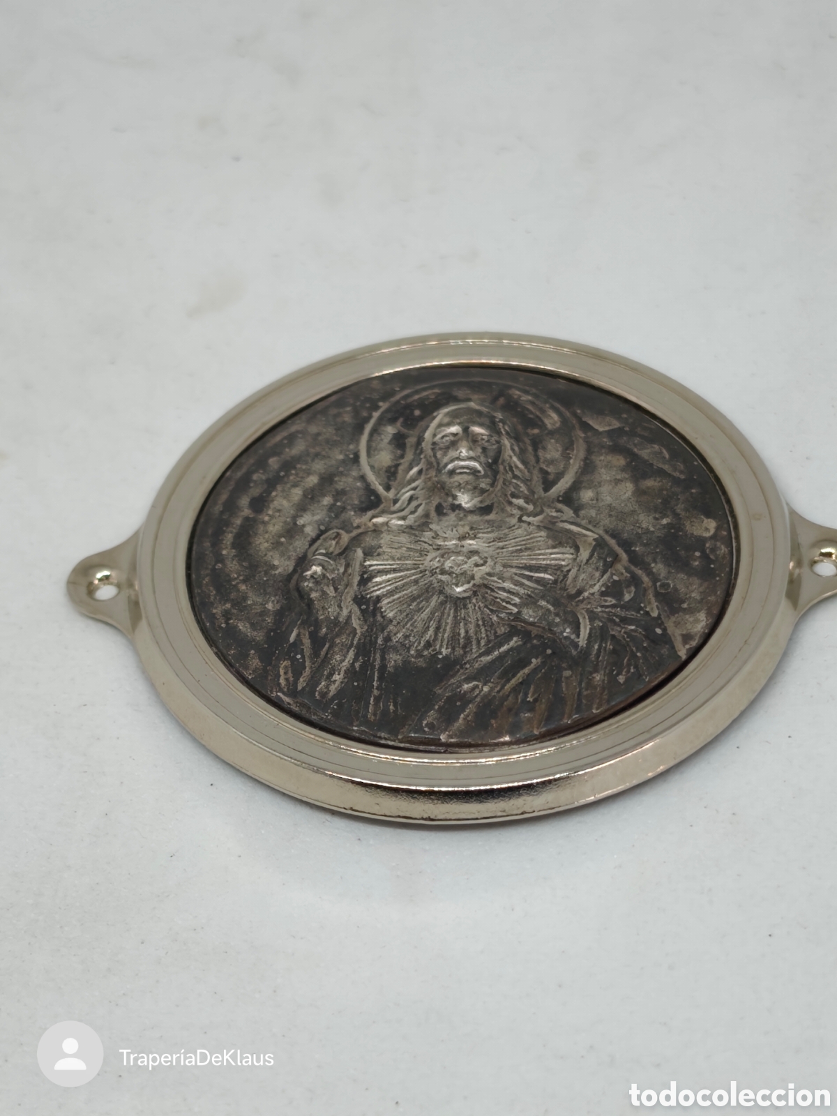 Coleccionismo: Placa/medall&oacute;n met&aacute;lico de pared - puerta - con relieve del Sagrado Coraz&oacute;n de Jes&uacute;s.
