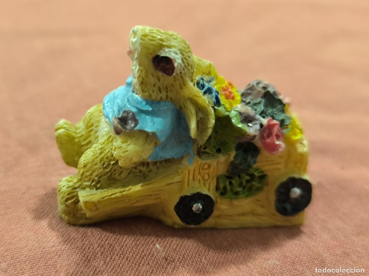Sammeln: Figura Conejito en Coche de Flores &ndash; Figurita de Resina Decorativa 5 cm