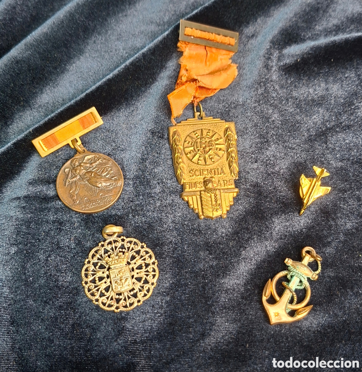 Coleccionismo: Lote de 5 insignias y medallas antiguas &ndash; varias &eacute;pocas y estilos
