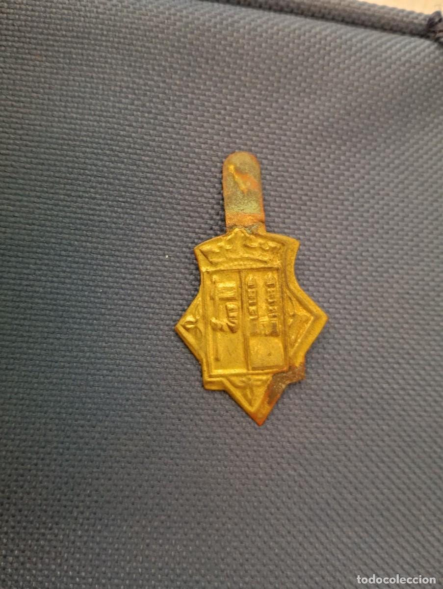 Coleccionismo: ANTIGUO EMBLEMA EN CHAPA DE LATON REPUJADO , CON LENG&Uuml;ETA - ESCUDO SIN IDENTIFICAR