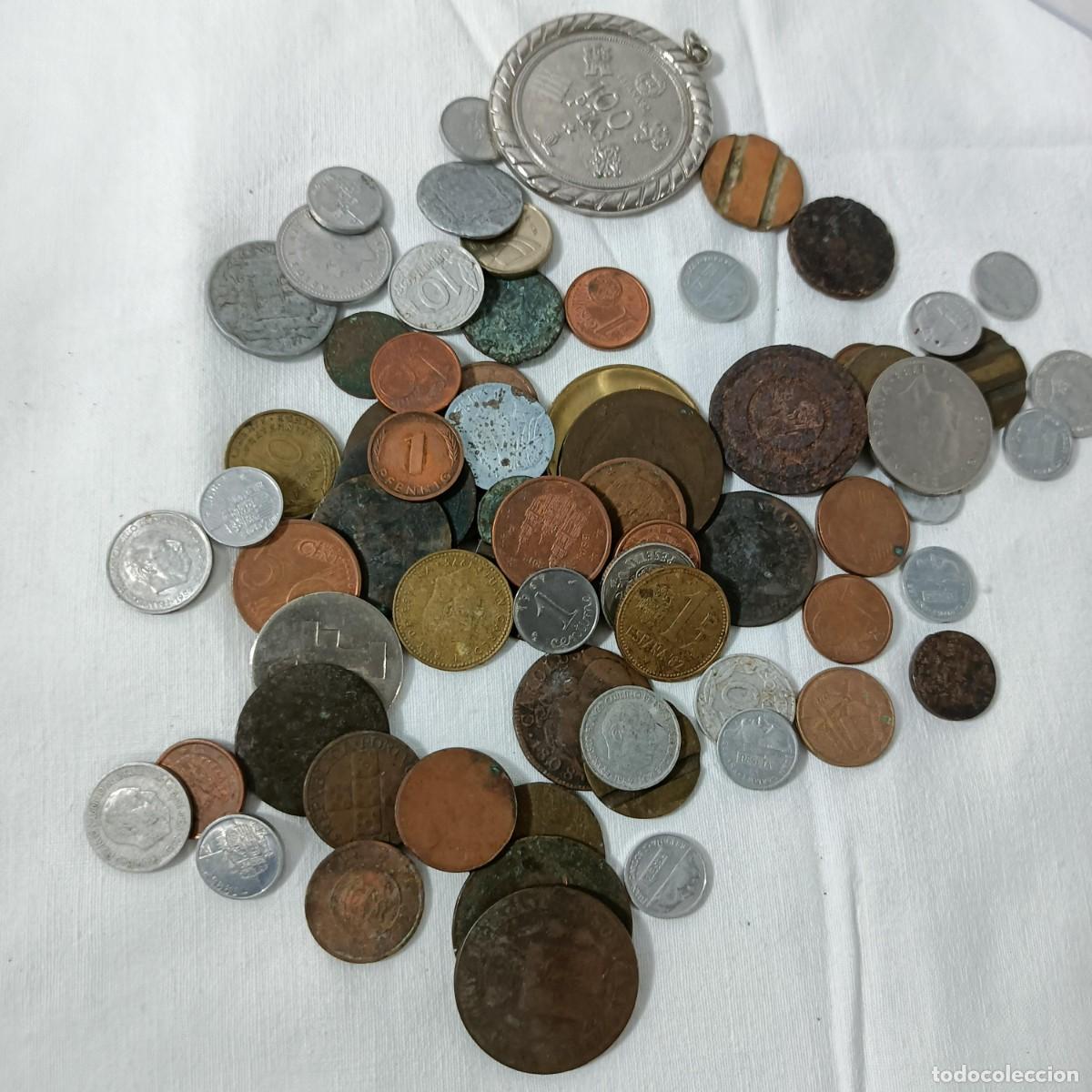 Coleccionismo: Conjunto de monedas, fichas telef&oacute;nicas y medallas por identificar.