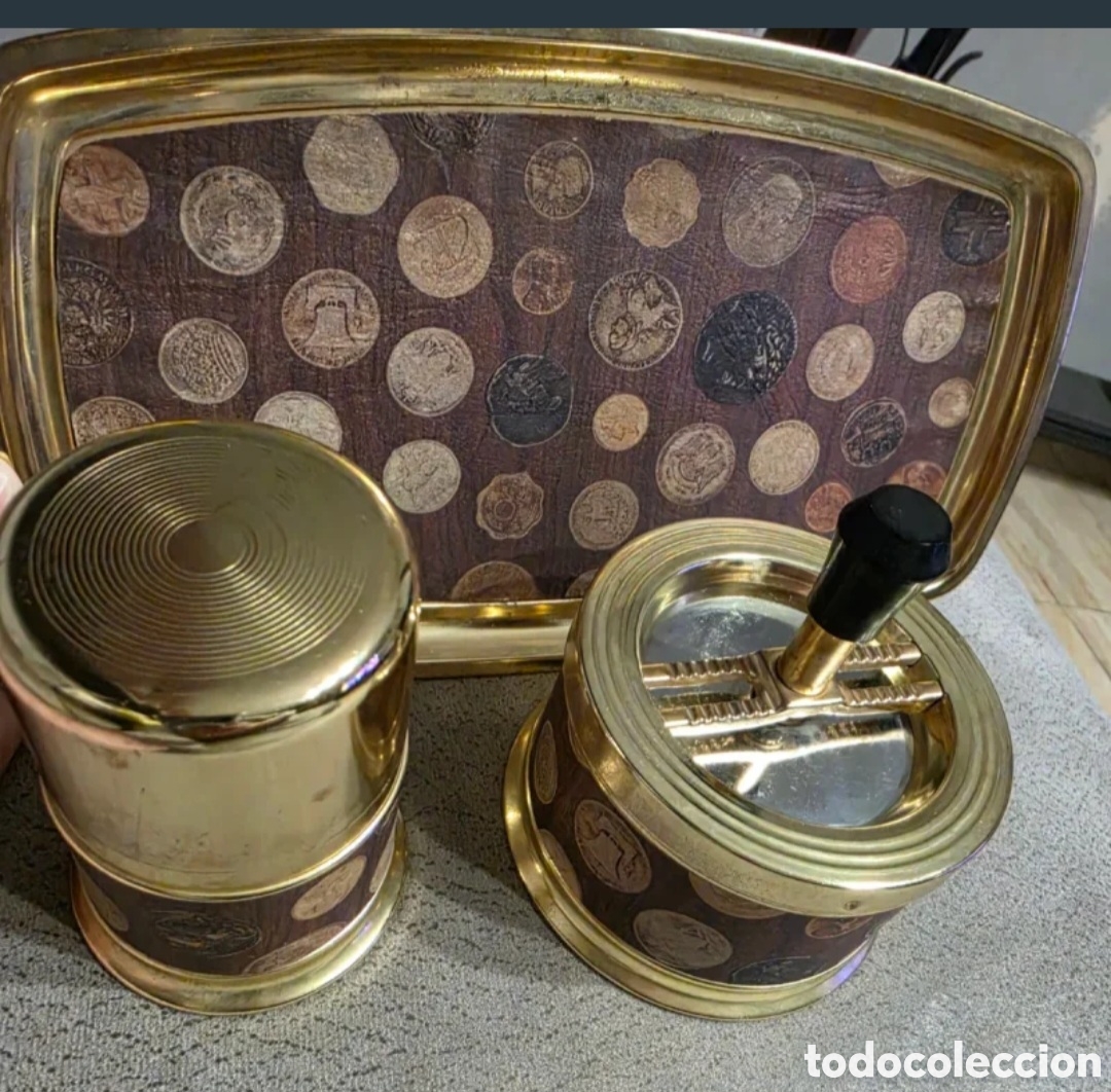 Coleccionismo: Antiguo y elegante juego de tabaco vintage en lat&oacute;n dorado - Bandeja, cenicero giratorio de bot&oacute;n y