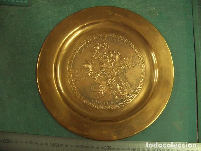 Coleccionismo: Plato decorativo de metal repujado, parece cobre
