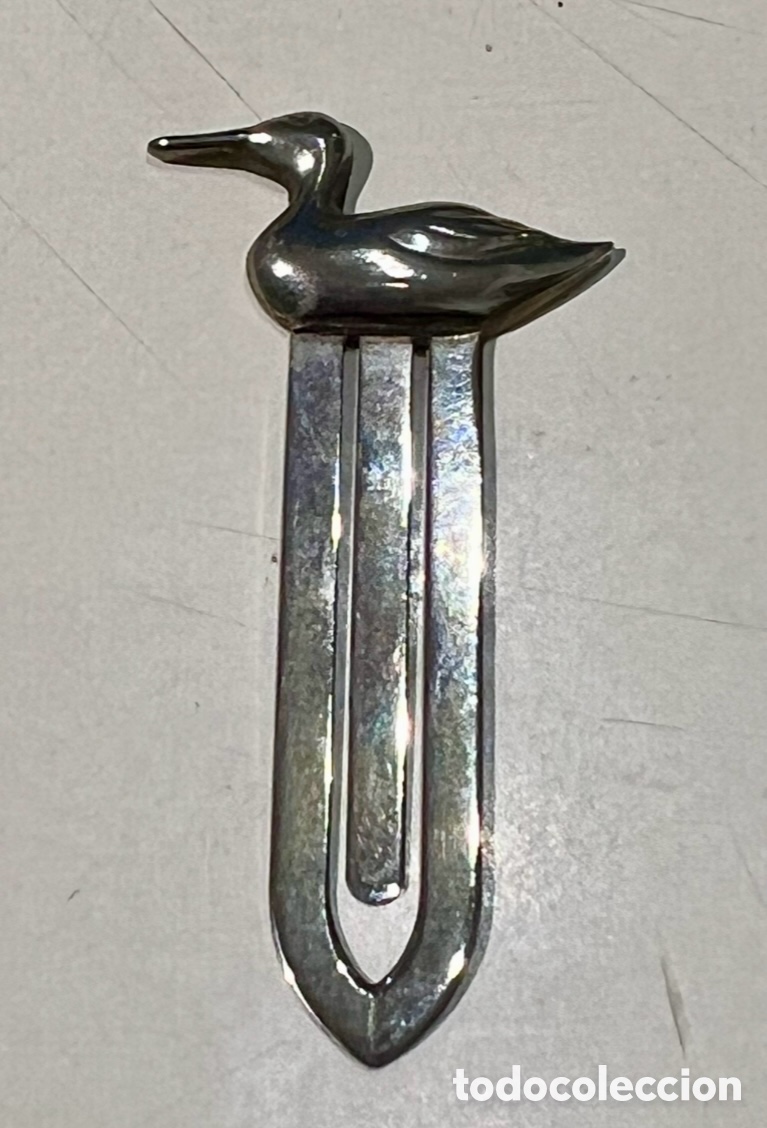 Coleccionismo: Marcapaginas. Metal plateado. Con figura de pato.