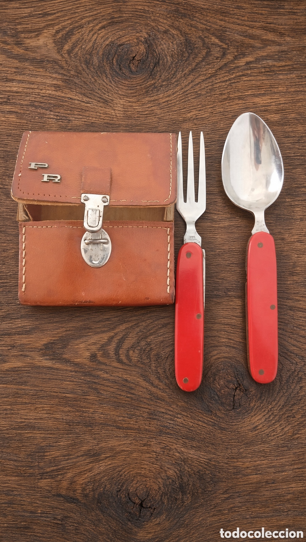 Coleccionismo: Antiguo Set de Cubiertos de Camping con Funda de Cuero Cuchara y Tenedor Mangos Rojos