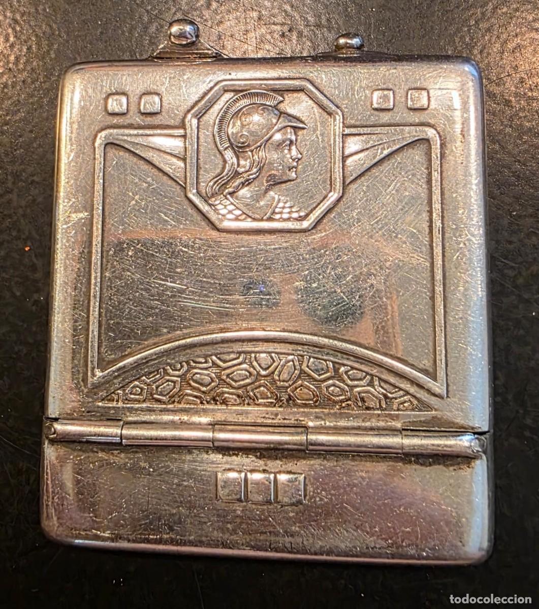 Collecting: Antigua pitillera o cajita Art D&eacute;co de bolsillo con busto cl&aacute;sico en relieve &ndash; 6 &times; 5 cm