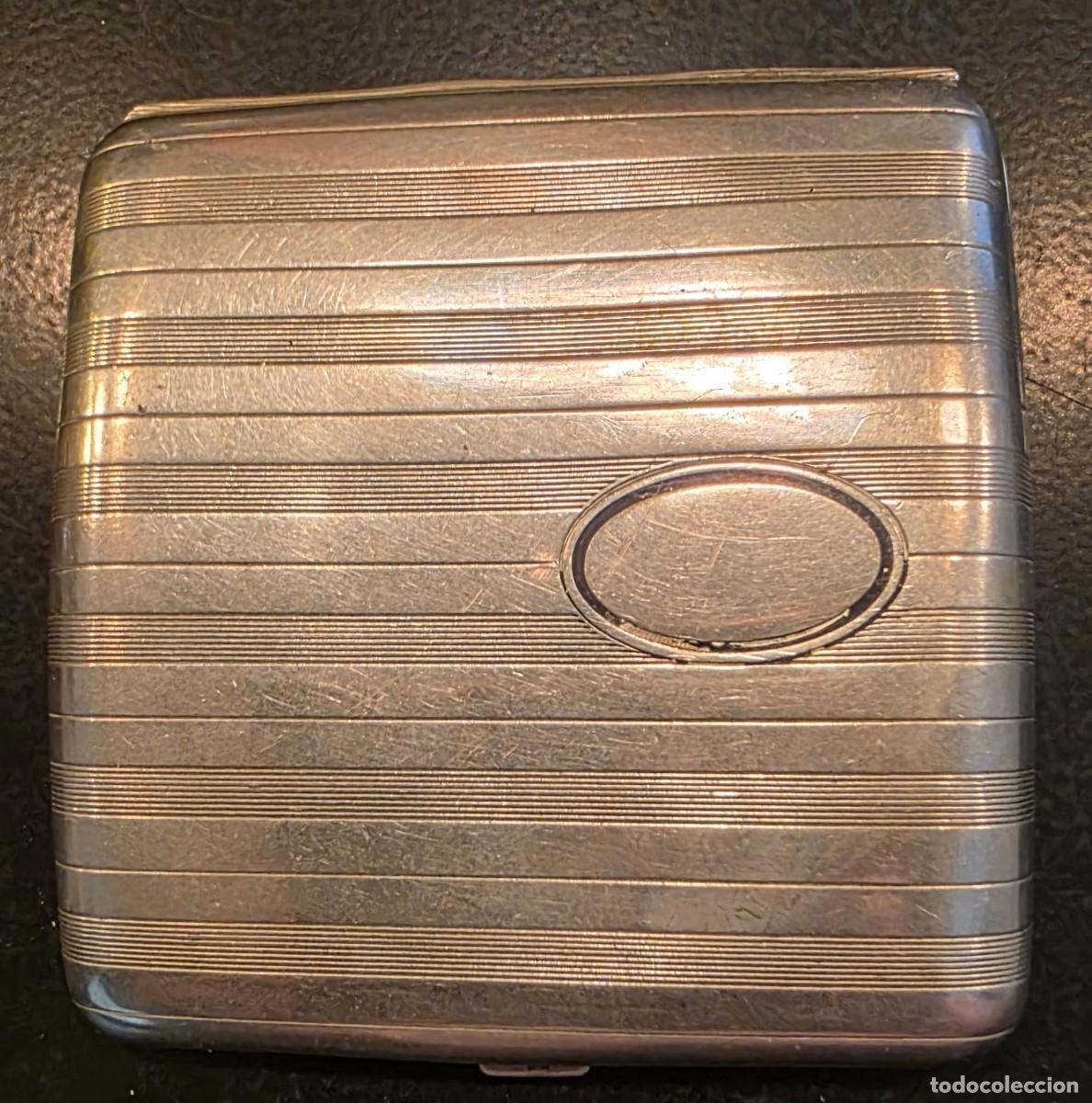 Collecting: Antigua pitillera Art D&eacute;co de metal plateado con cartela oval &ndash; interior dorado &ndash; 9 &times; 9 cm