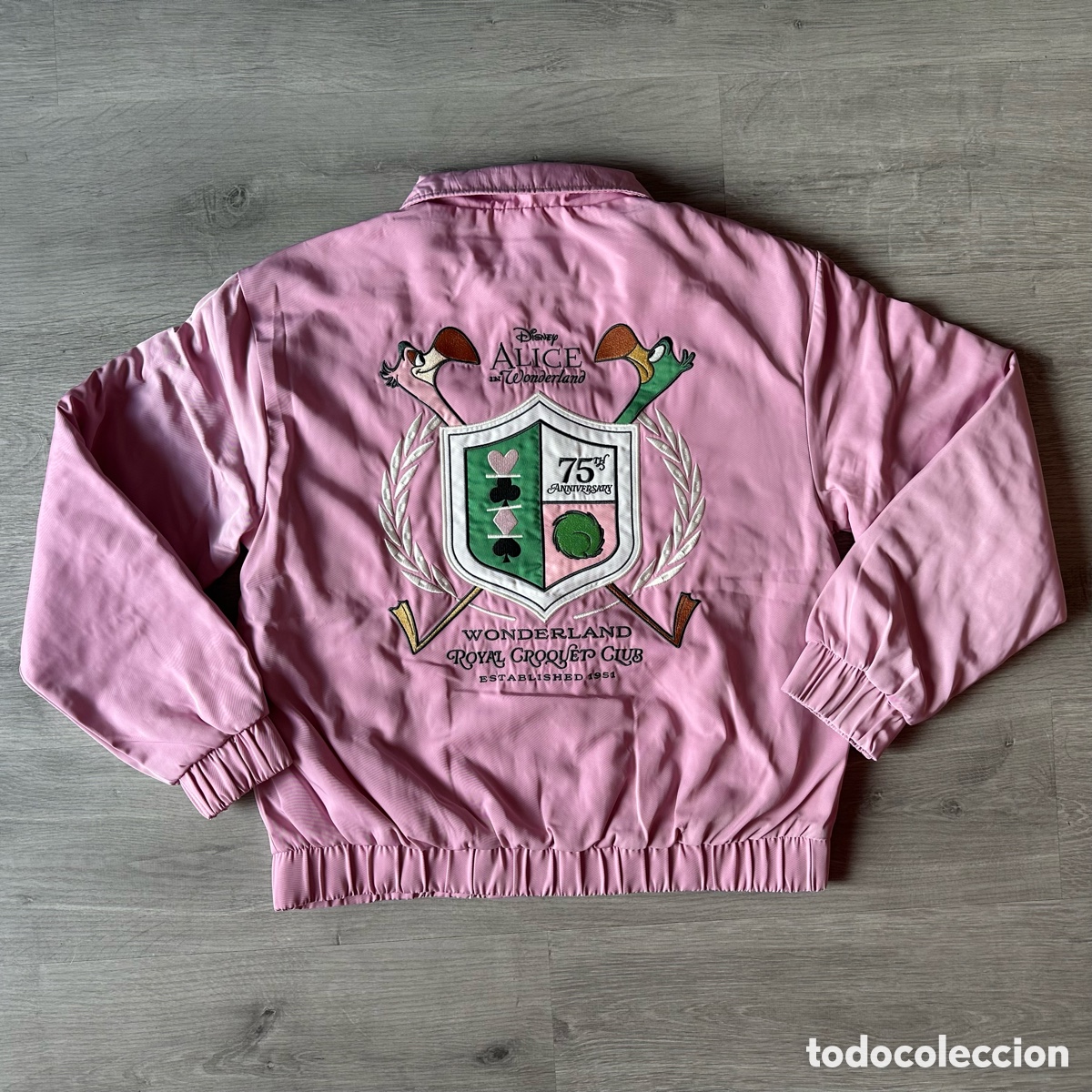 Coleccionismo: Chaqueta con cremallera para mujer Alicia en el Pa&iacute;s de las Maravillas, 75.&ordm; aniversario, Talla S