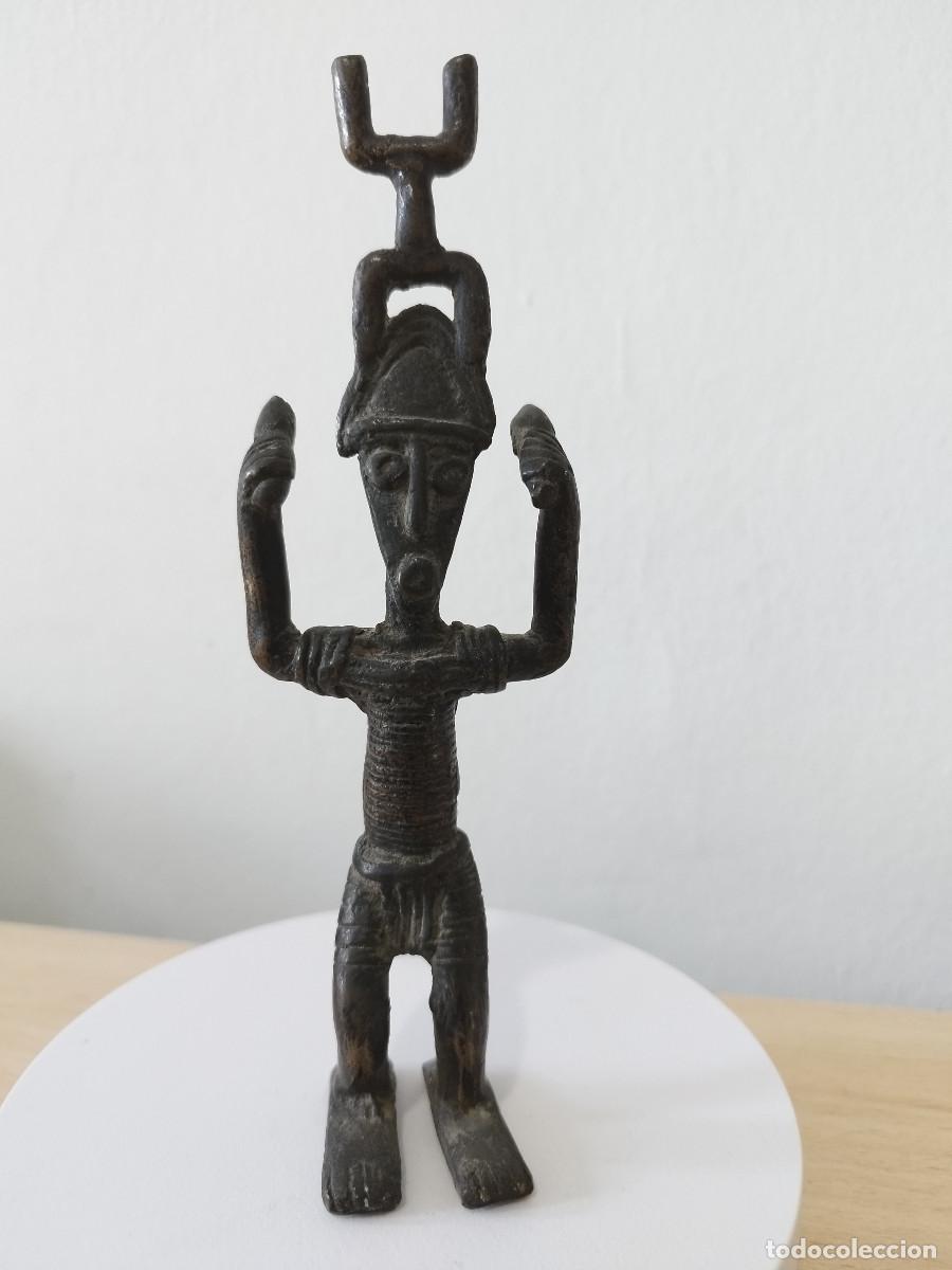 Coleccionismo: Figura antropom&oacute;rfica africana de metal, posiblemente inspirada en la tradici&oacute;n art&iacute;stica dog&oacute;n de &Aacute;