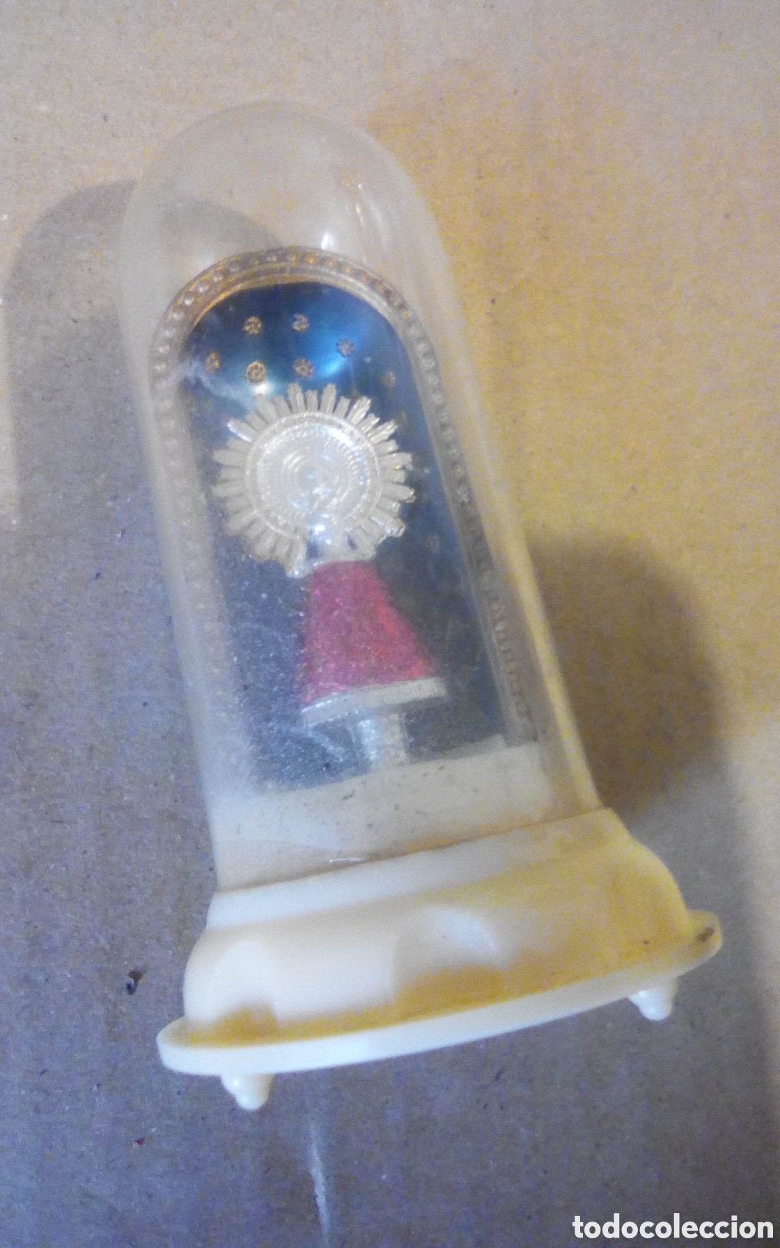 Coleccionismo: Peque&ntilde;a hornacina con la Virgen del Pilar. Es de pl&aacute;stico, mide 7,5 cm.