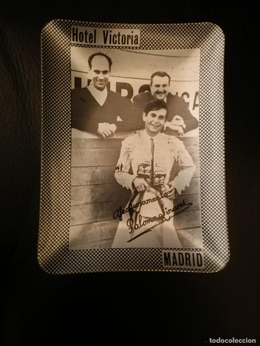 Coleccionismo: ANTIGUO CENICERO BANDEJA PLATILLO EN ALUMINIO SERIGRAFIADO - HOTEL VICTORIA MADRID - PALOMO LINARES