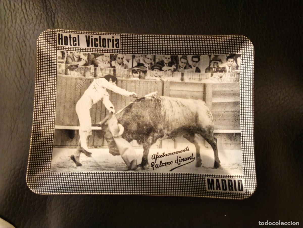 Coleccionismo: ANTIGUO CENICERO BANDEJA PLATILLO EN ALUMINIO SERIGRAFIADO - HOTEL VICTORIA MADRID - PALOMO LINARES