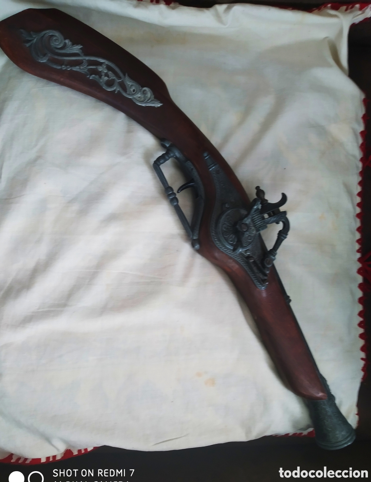 Coleccionismo: Replica de una pistola de chispa decoraci&oacute;n antiguo en madera y metal con grabados