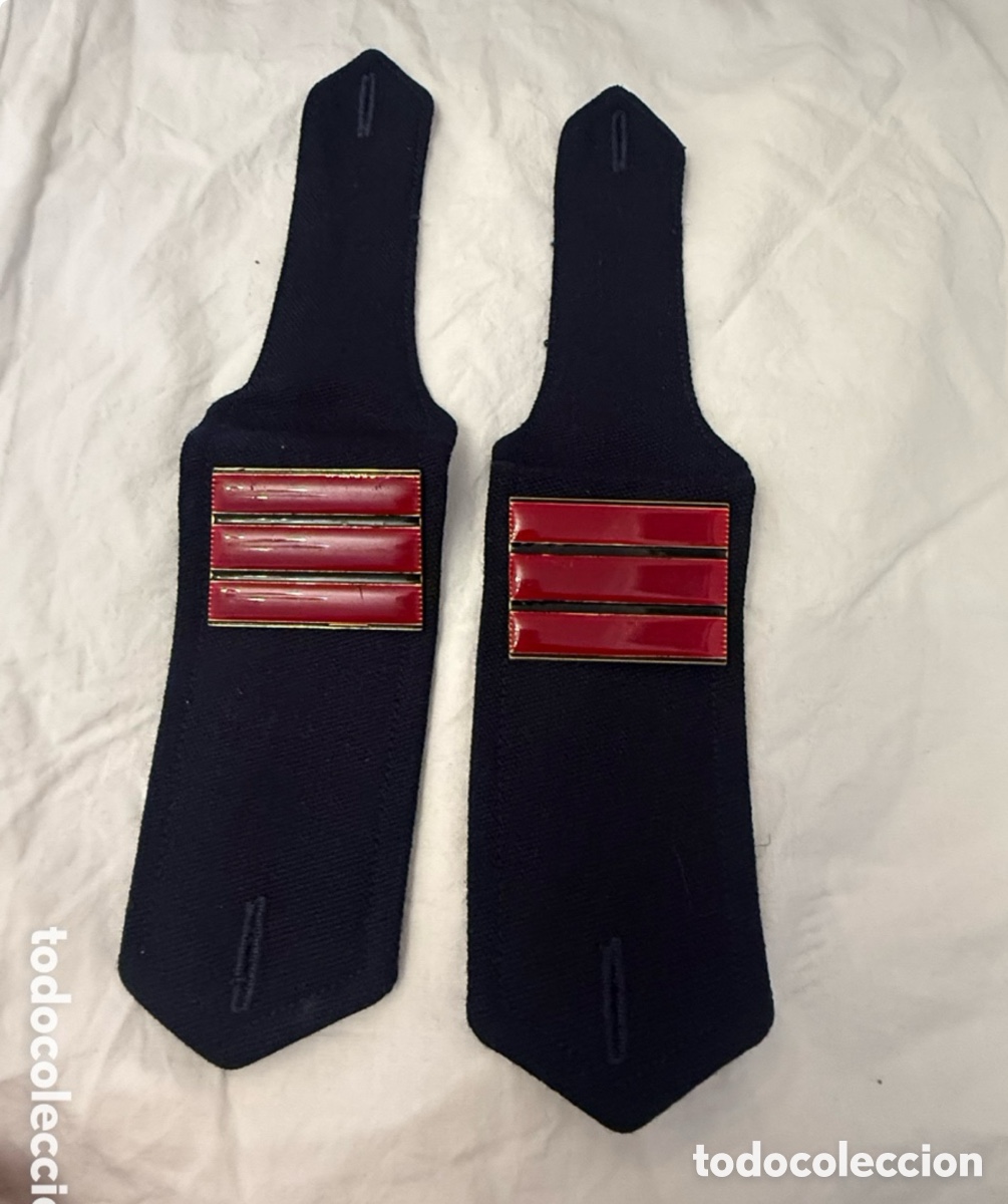 Collecting: Pareja de hombreras militares antiguas con tres galones rojos &ndash; divisas de Cabo, uniforme espa&ntilde;ol
