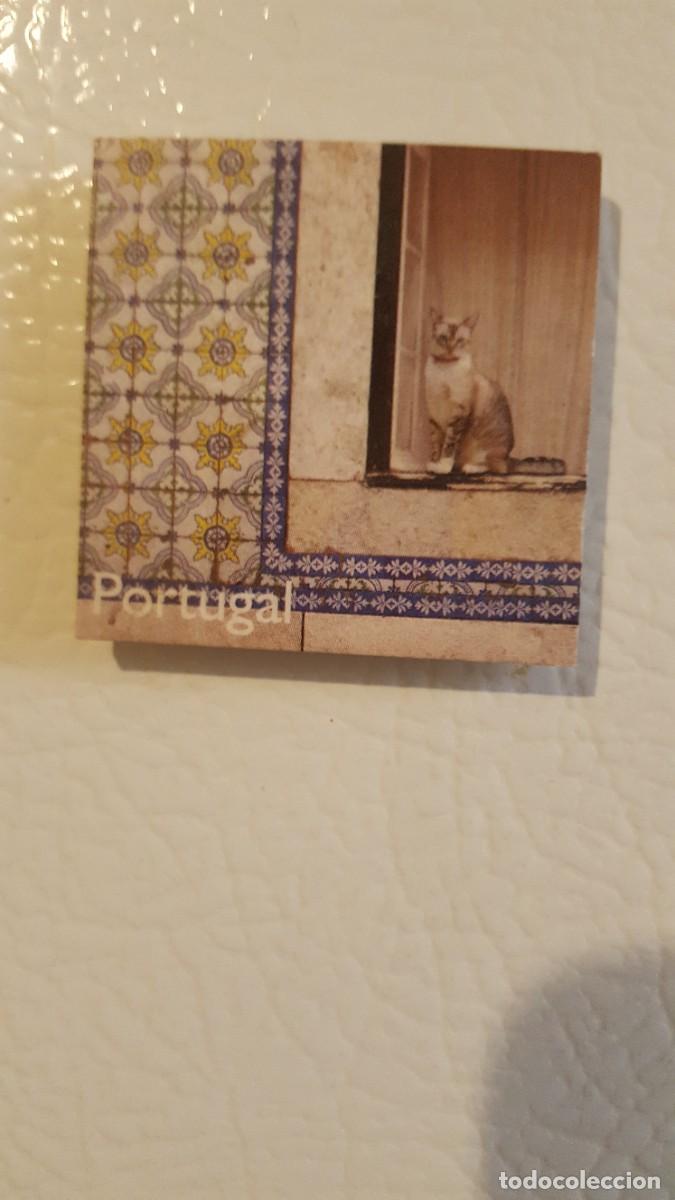 Coleccionismo: Im&aacute;n para nevera imitando azulejo. Gato en una ventana. Recuerdo de Portugal.