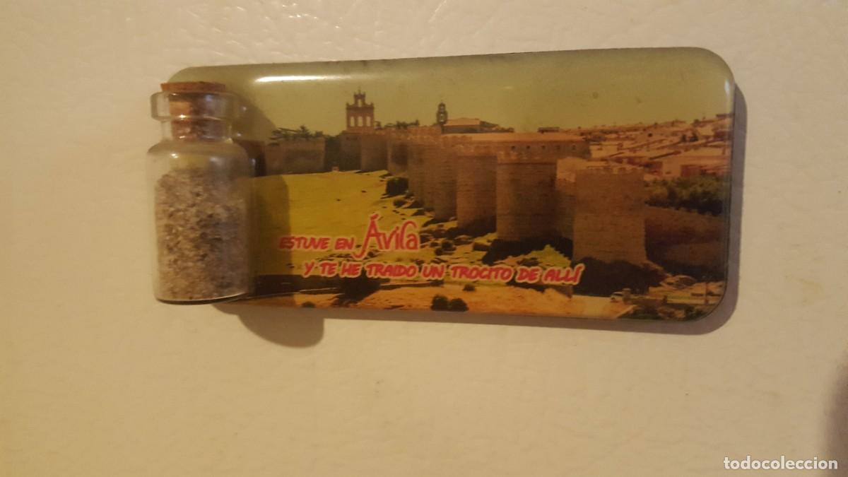 Coleccionismo: Im&aacute;n para nevera, recuerdo/souvenir &Aacute;vila . Bote con arena, imagen de la Muralla.