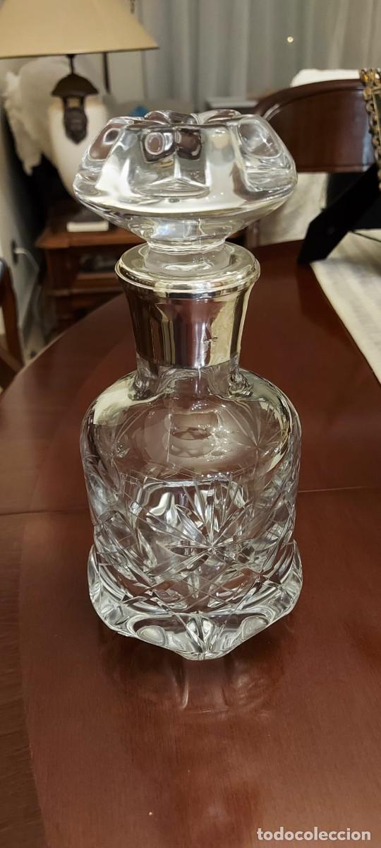 Coleccionismo: Elegante licorera / decantador antiguo de cristal tallado con cuello de metal plateado.