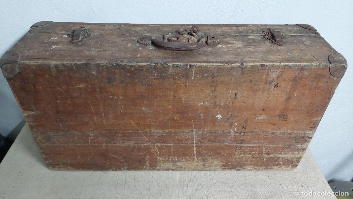 Coleccionismo: Antigua maleta de madera sin llaves