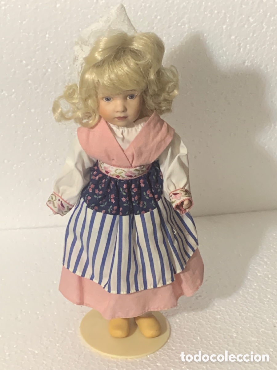 Coleccionismo: Mu&ntilde;eca Franklin Heirloom Dolls &ndash; traje tradicional &ndash; 25 cm &ndash; con peana