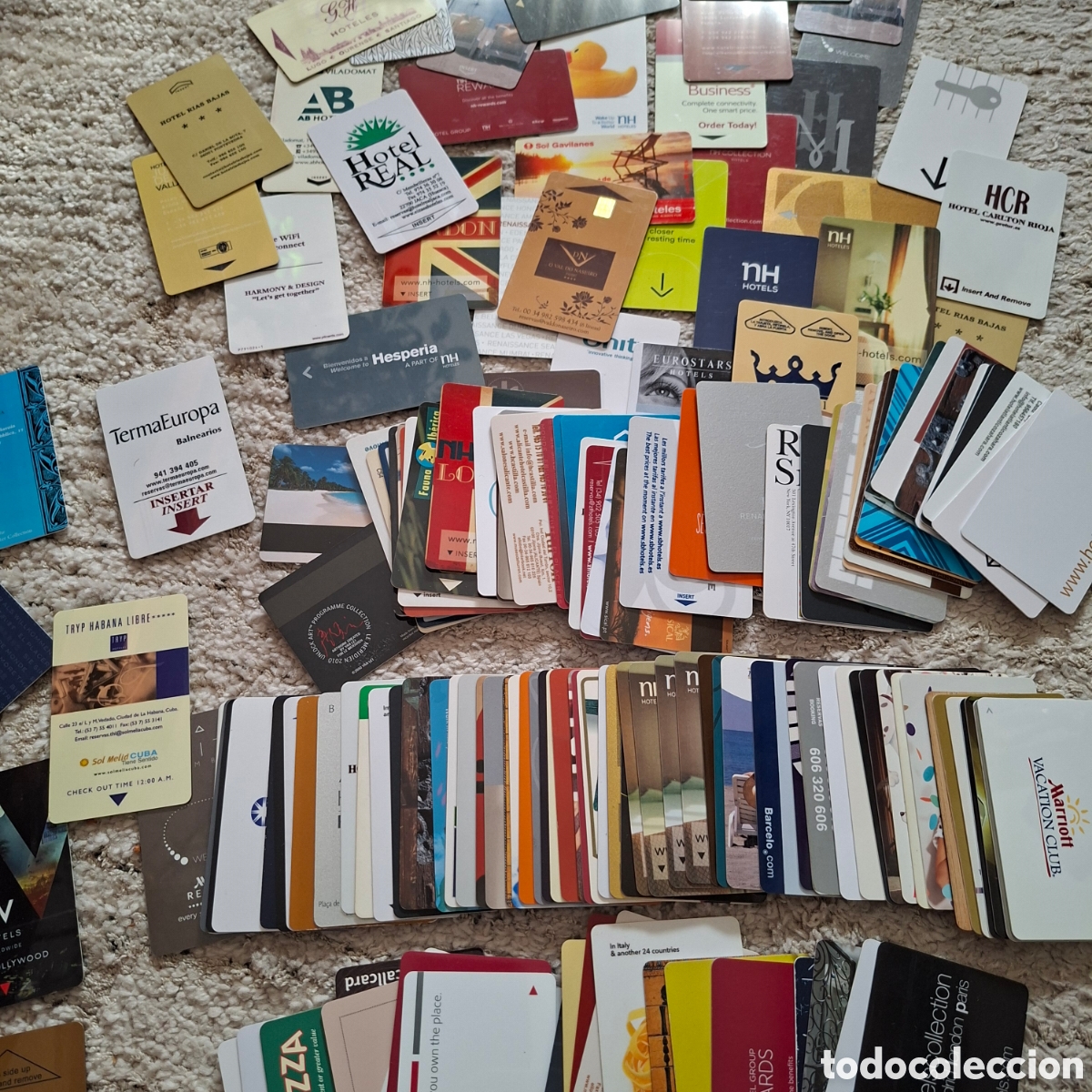 Coleccionismo: Lote Masivo +175 Tarjetas Llave de Hotel (Keycards) + Caja de Madera de Regalo - Coleccionismo