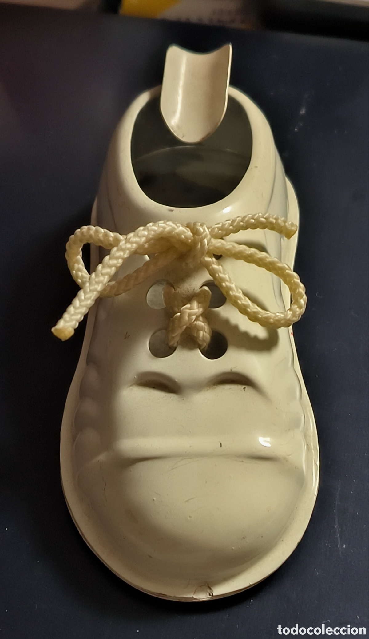 Coleccionismo: Cenicero de chapa zapato