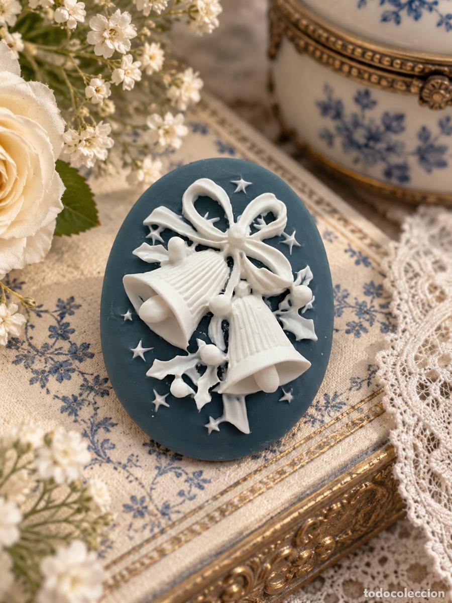 Collecting: Un cameo o camafeo navide&ntilde;o sobre fondo azul