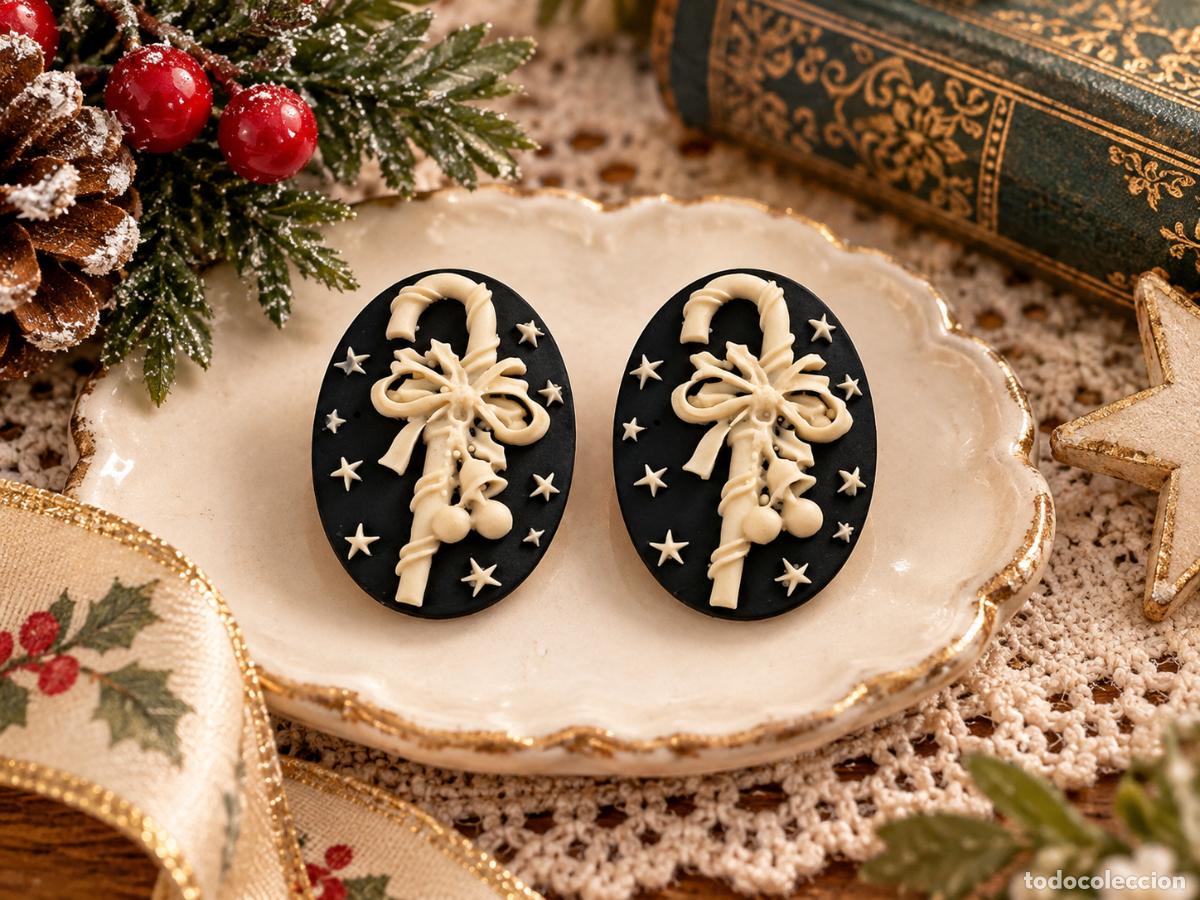 Collecting: Dos cameos o camafeos navide&ntilde;os sobre fondo negro