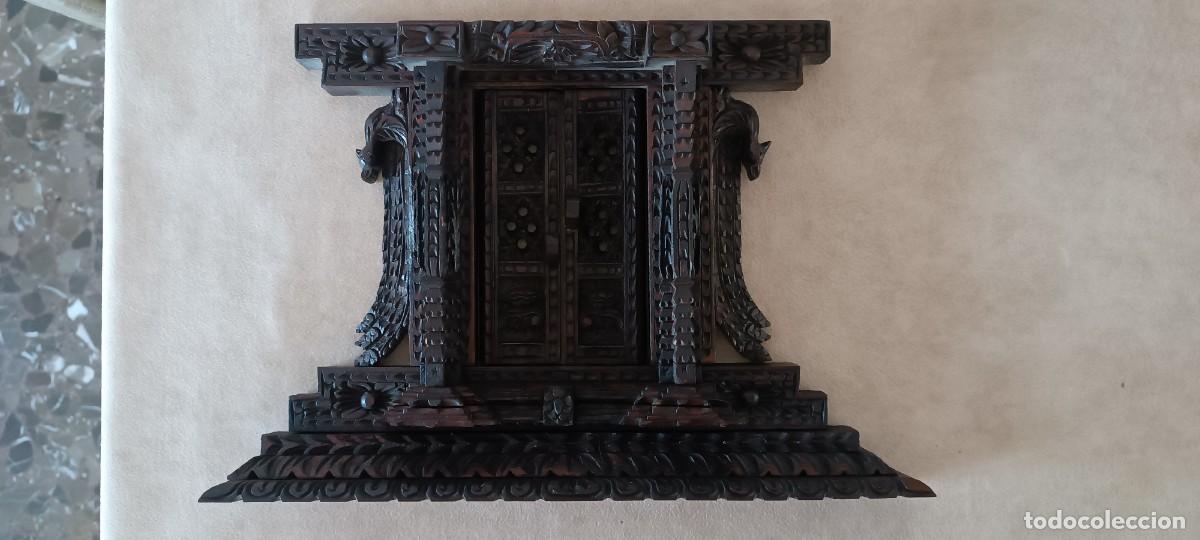Coleccionismo: VENTANA TIBETANA TALLADA EN MADERA - Foto 2