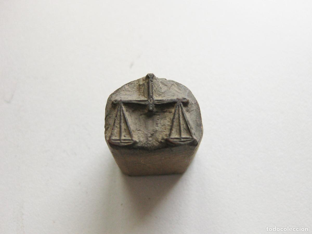Coleccionismo: ANTIGUO TIPO DE IMPRENTA CON EL DISE&Ntilde;O DE UNA B&Aacute;SCULA TALLADA EN MADERA. TAMP&Oacute;N DE TINTA. ANIMALES