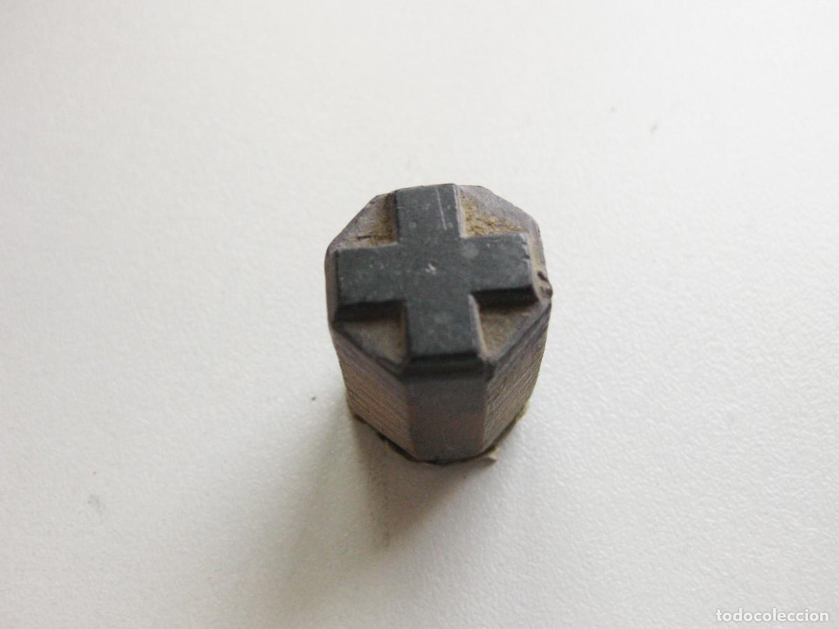 Coleccionismo: ANTIGUO TIPO DE IMPRENTA CON EL DISE&Ntilde;O DE LA CRUZ ROJA TALLADA EN MADERA. TAMP&Oacute;N DE TINTA. ANIMALES