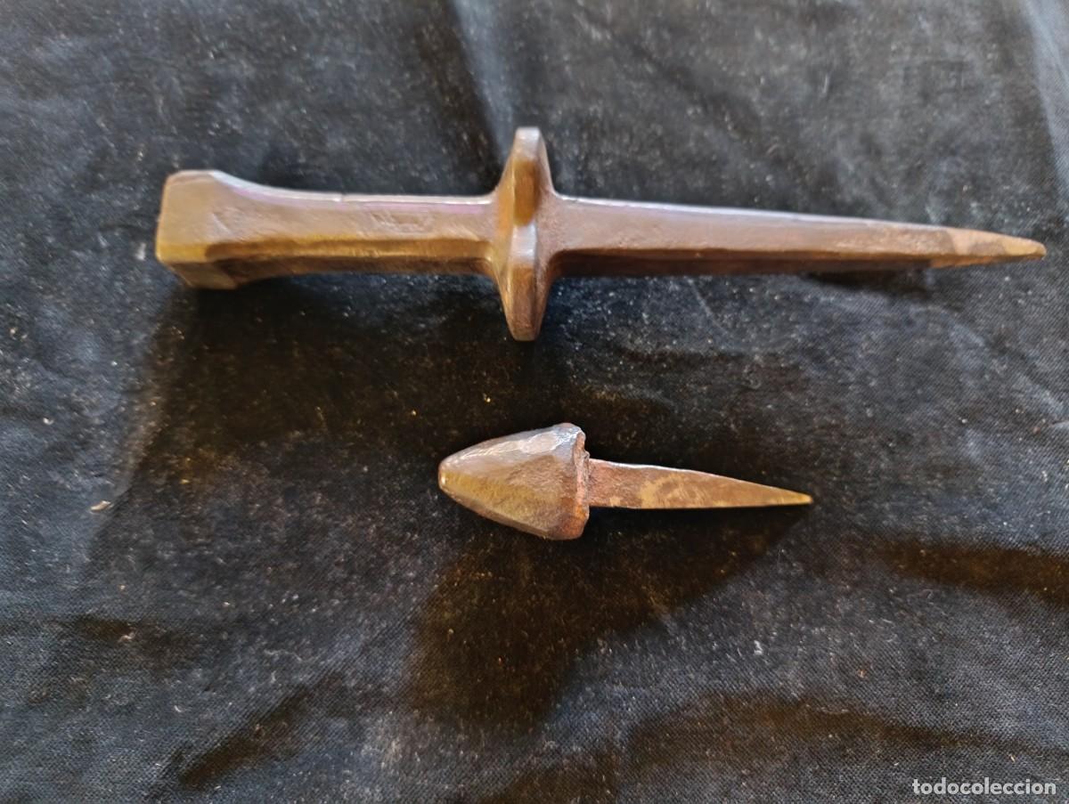 Coleccionismo: Antigua bigornia marca Bellota y antiguo clavo de forma artesanal