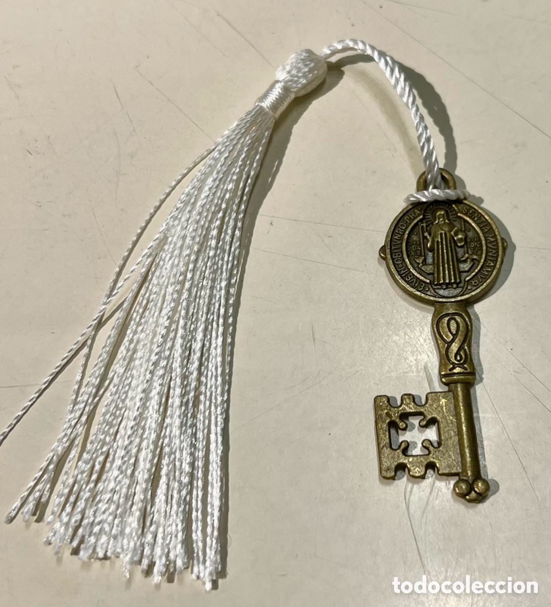 Coleccionismo: Marcapaginas. Llave de lat&oacute;n con borla. - Foto 2