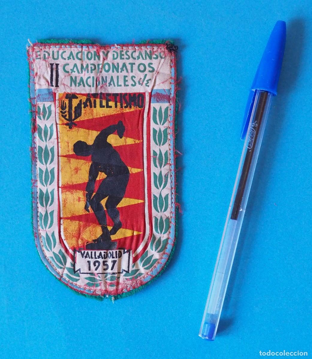 Coleccionismo: ANTIGUO PARCHE EMBLEMA DE TELA: II CAMPEONATOS NACIONALES DE ATLETISMO. VALLADOLID 1957