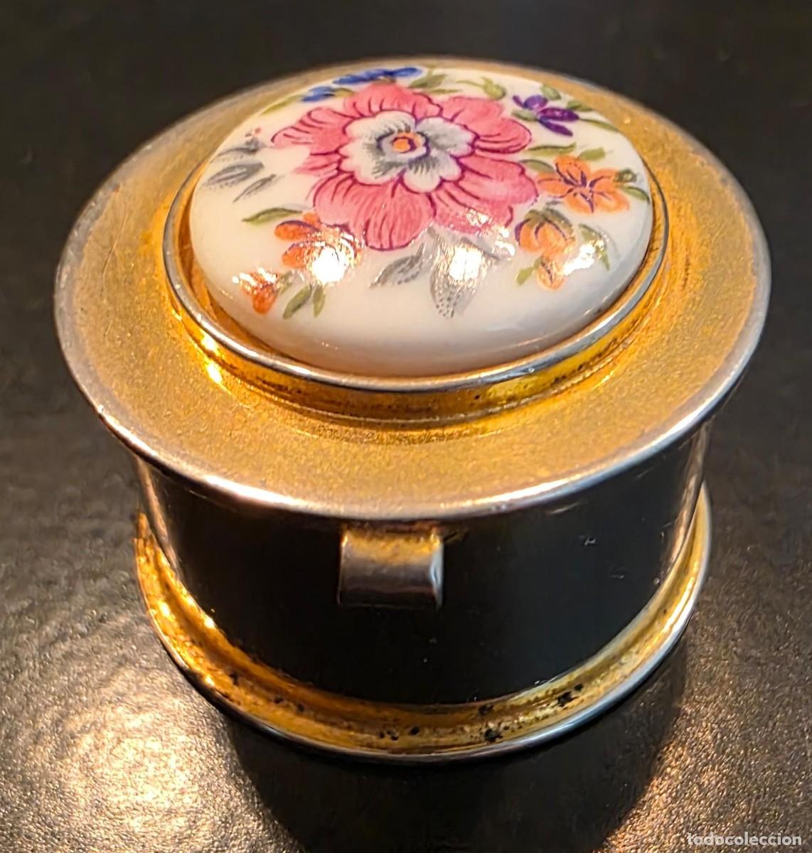 Coleccionismo: Pastillero mini vintage de metal dorado con porcelana floral &ndash; 3 x 2 cm