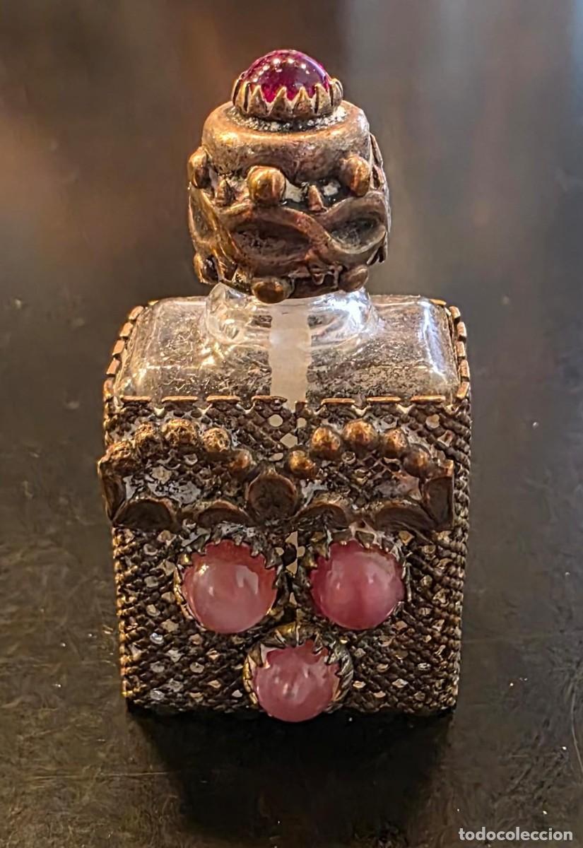 Coleccionismo: Perfumero miniatura vintage de cristal con filigrana met&aacute;lica y cabujones rosas &ndash; 4 x 2 cm