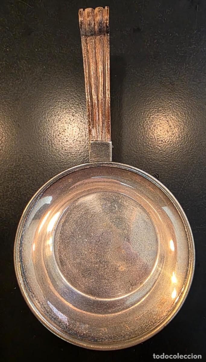 Coleccionismo: Cenicero de mano vintage en metal plateado con mango de madera &ndash; 16 x 4 cm