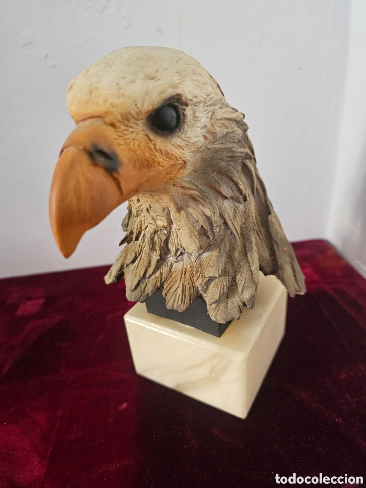 Coleccionismo: Figura Busto Cabeza de &Aacute;guila en Resina Pol&iacute;croma sobre Base C&uacute;bica de M&aacute;rmol / Alabastro - 1,5 kg