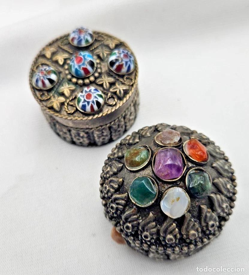 Coleccionismo: 2 BOITES A PILULES RONDS DECOR CABOCHONS MILLEFIORI PIERRES EN METAL ARGENTE