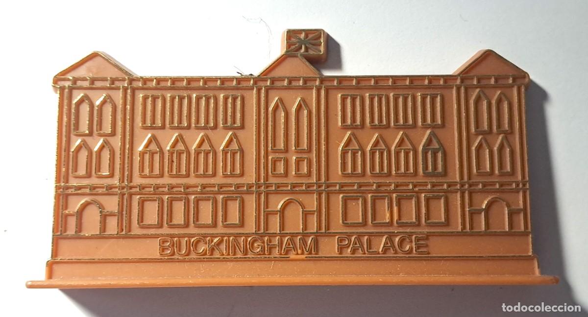 Coleccionismo: RELIEVE O PLACA DECORATIVA FACHADA PALACIO DE BUCKINGHAM (10 x 5 cm)