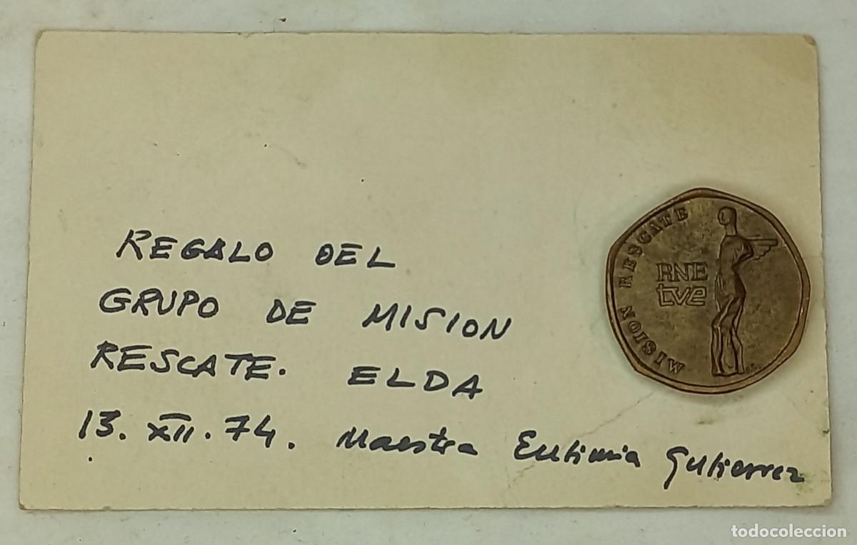 Coleccionismo: INSIGNIA DEL CONCURSO ESCOLAR, MISION RESCATE, CON TARJETA DEDICADA A MAESTRA DE ELDA - A&Ntilde;O 74