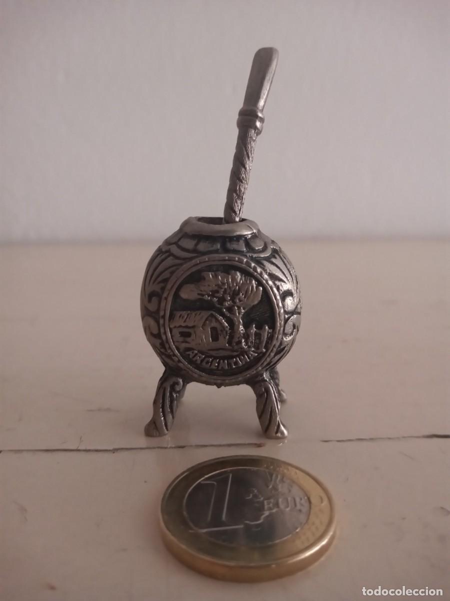 Coleccionismo: MINIATURA MATE ARGENTINO CON BOMBILLA METAL VINTAGE