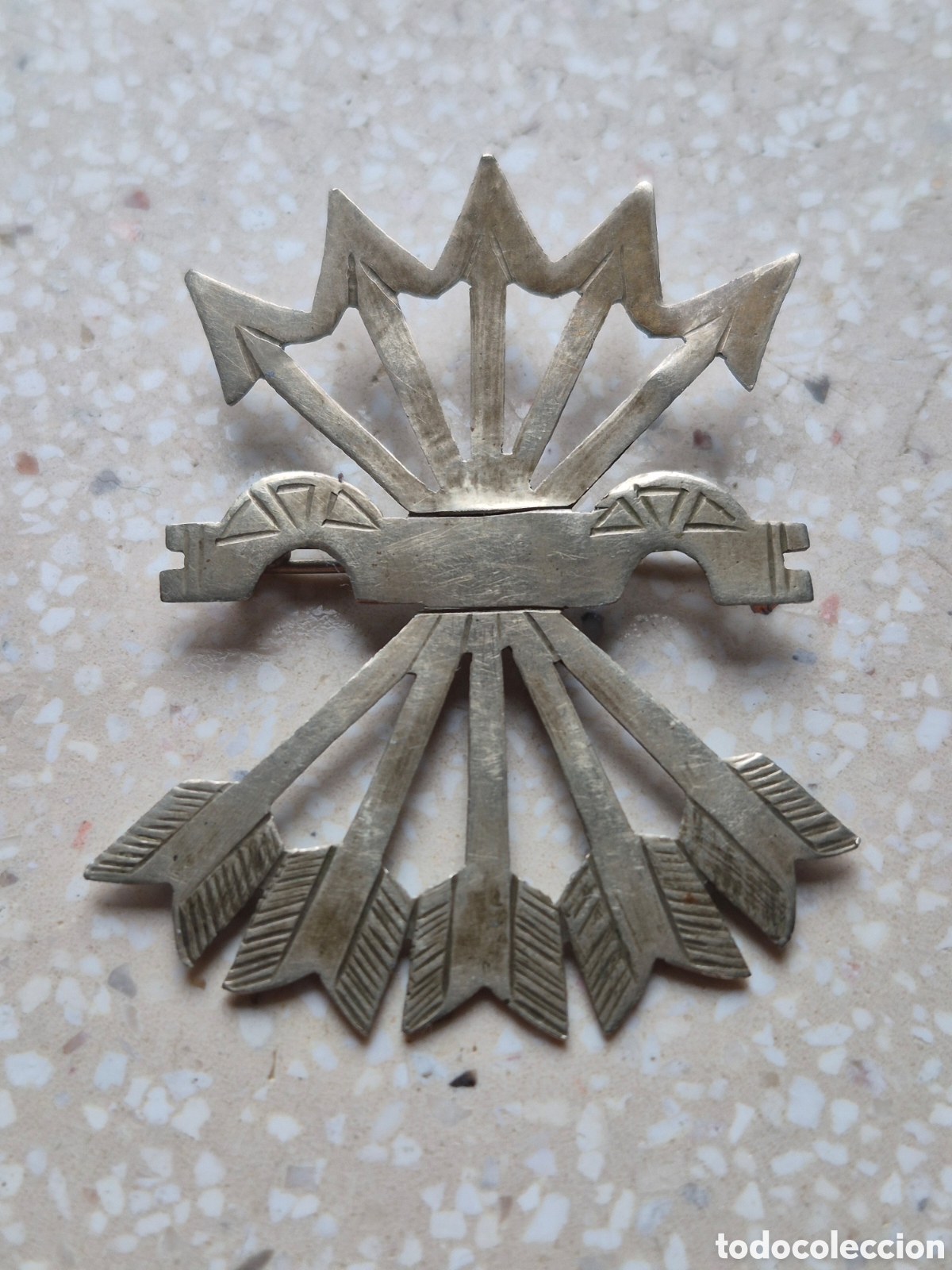 Coleccionismo: FALANGE INSIGNIA YUGO FLECHAS ORIGINAL - 5,3 x 4 cm. - &Eacute;poca FRANCO - EXCELENTE