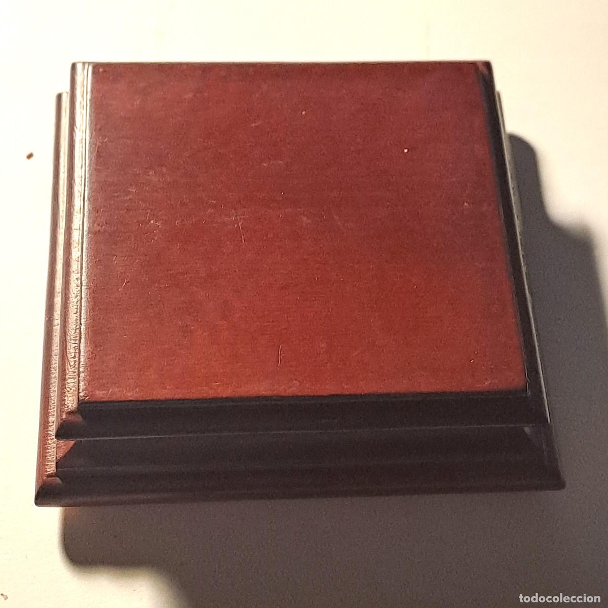 Colecionismo: PEANA O BASE DE MADERA CUADRADA COLOR AVELLANA PARA FIGURAS (8 x 8 cm)